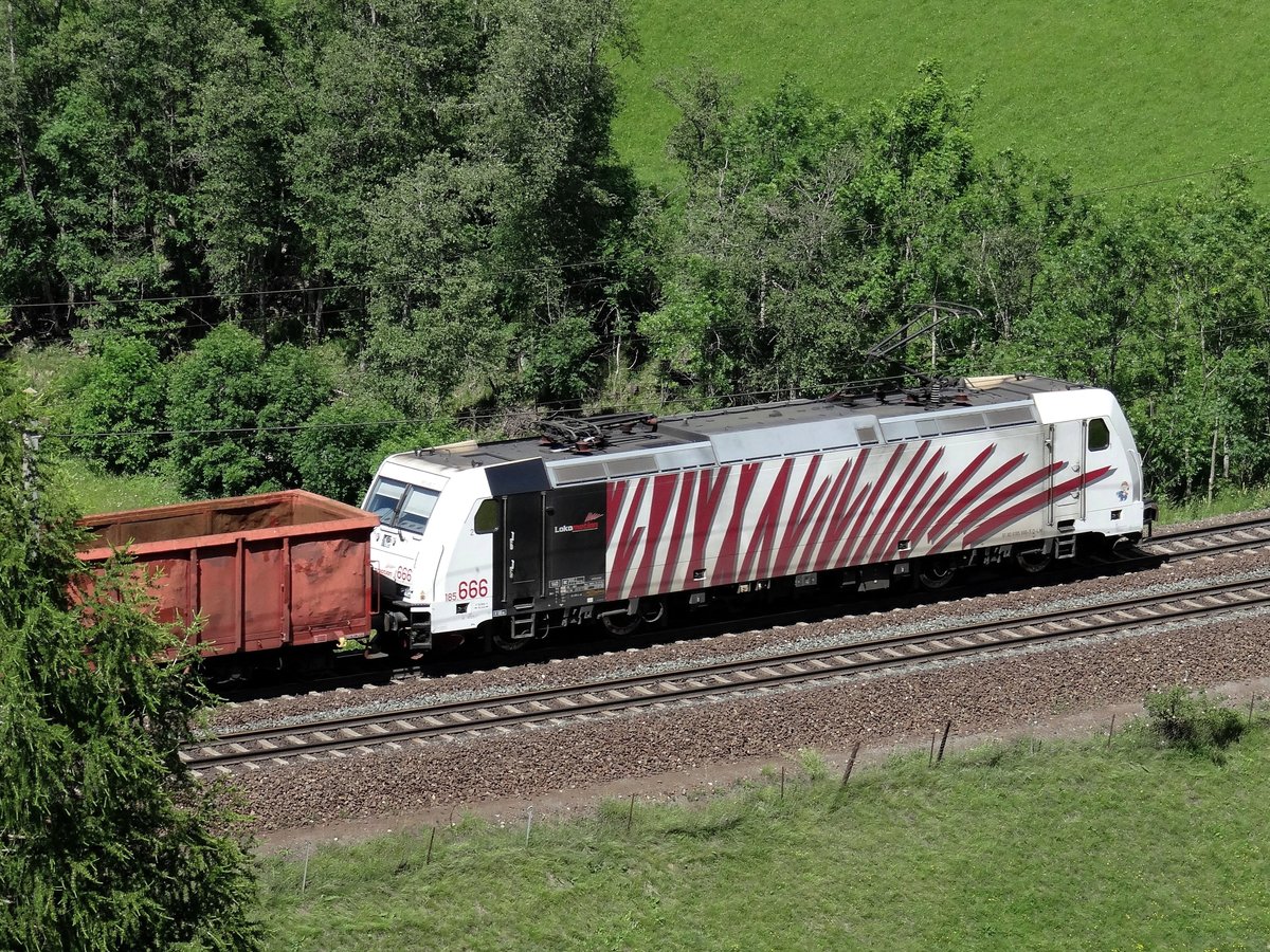 Lokomotion 185 666 bei der Sankt Jodok Kurve - 15-06-2017