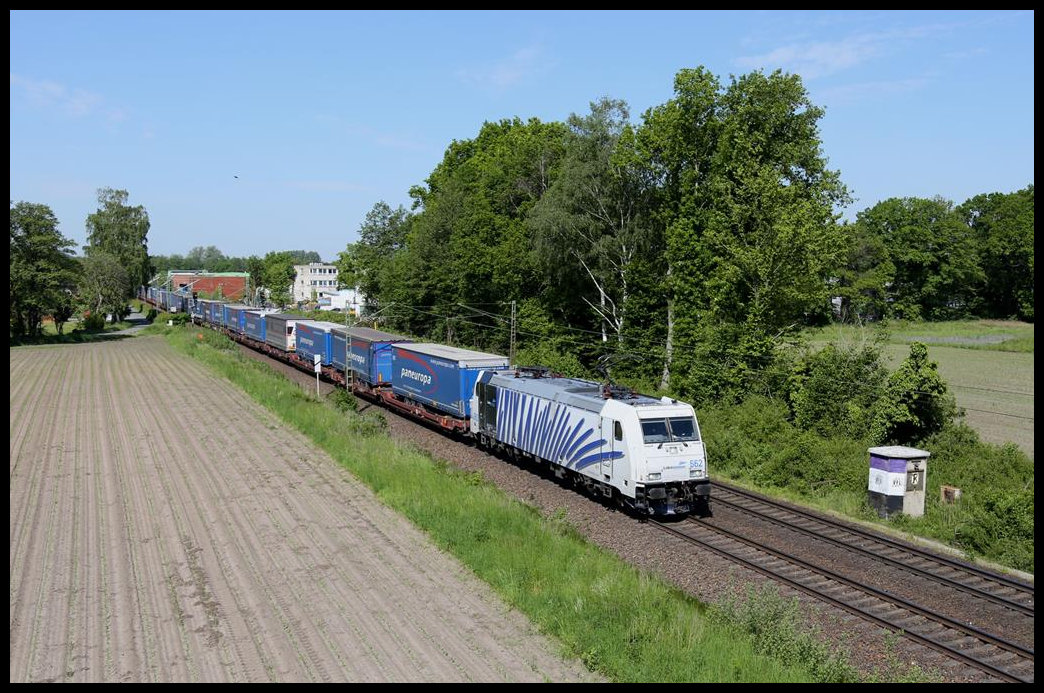 Lokomotion 185662 ist hier in Osnabrück Hellern am 2.6.2021 um 10.41 Uhr mit einem langen Auflieger Zug auf der Rollbahn in Richtung Norden unterwegs.