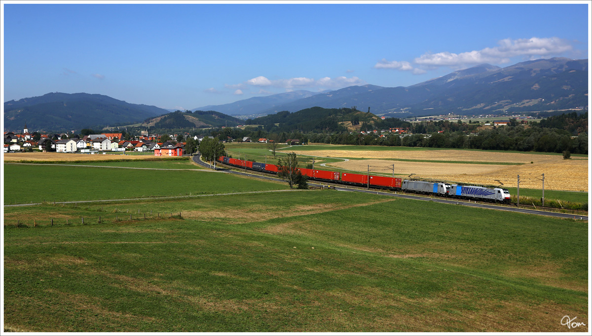 Lokomotion 186 106 + 186 286 ziehen den Ekol Containerzug 43552 von Triest nach Ostrava. 
St.Lorenzen 16.8.2013