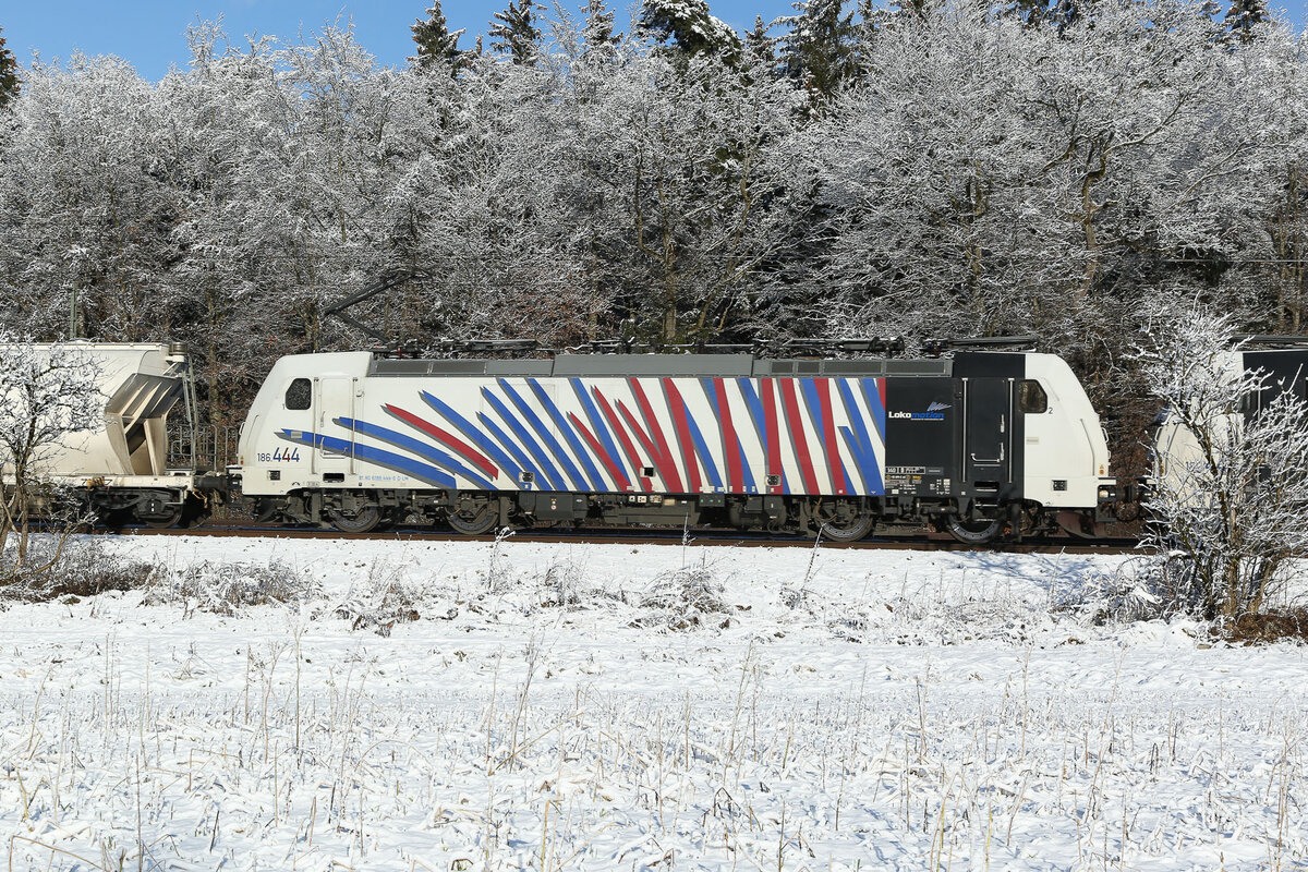 Lokomotion 186 444 bei Eglharting am 3. Januar 2025.