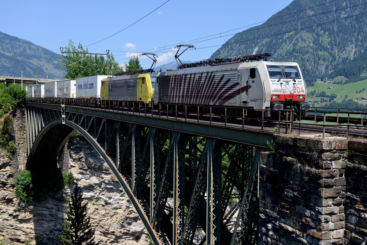Lokomotion 189 904 passierte am 27. Juli 2013 mit einer Schwestermaschine und einem Ekol-KLV die Angerschluchtbrücke bei Bad Hofgastein.