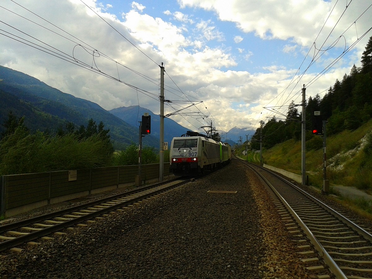 Lokomotion 189 907 + bls 486 510 mit mit dem Ekol-Zug (Köln - Trieste) am 9.9.2015 bei der Durchfahrt in Mühldorf-Möllbrücke.