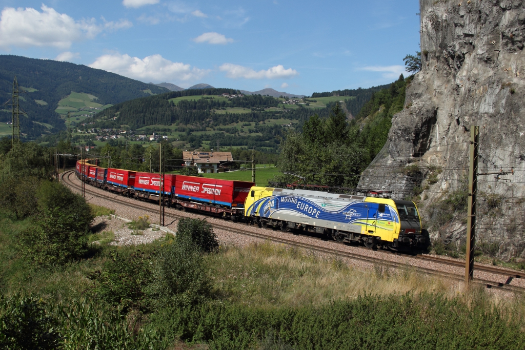 Lokomotion 189 912  Cream  bespannt am 31.08.13 den Winner-KLV von Mnchen in Richtung Verona. Hier legt sich der Zug bei Sterzing in den Bogen.