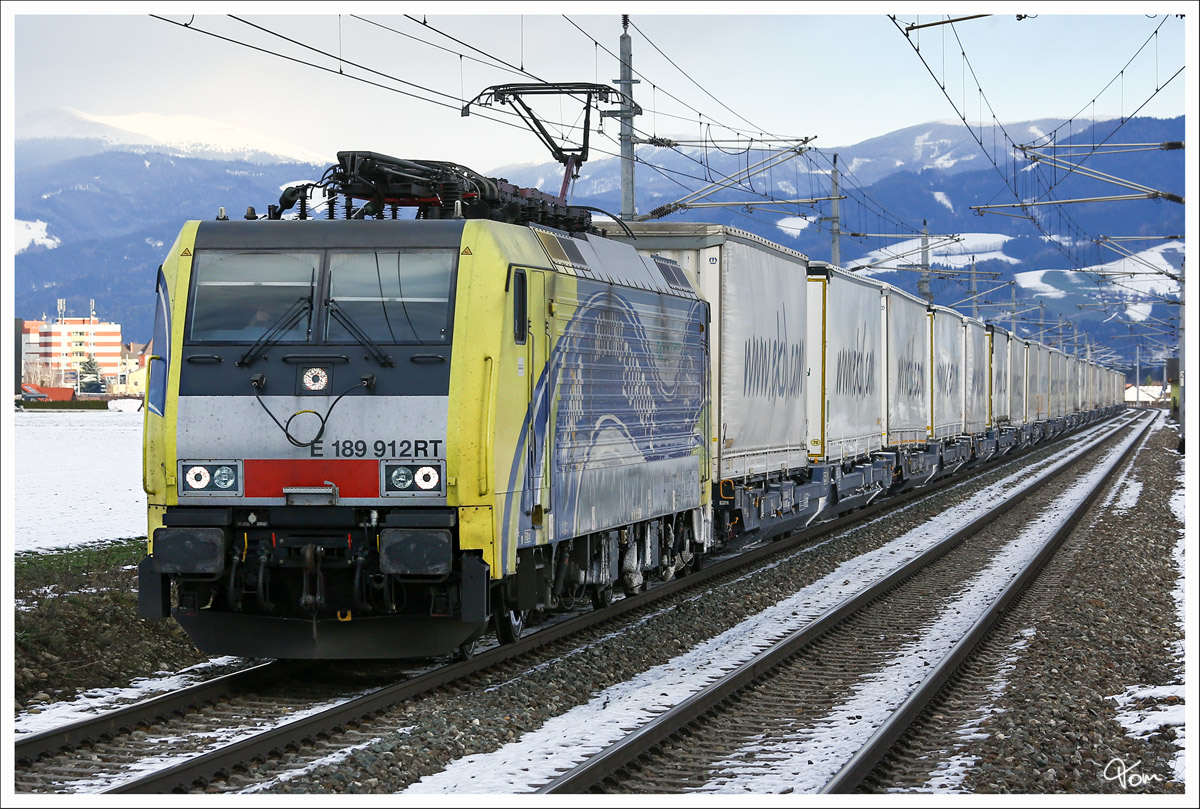 Lokomotion 189 912 fährt mit dem Ekol 43553, von Hohenau nach Tarvis. 
Zeltweg 7.12.2013