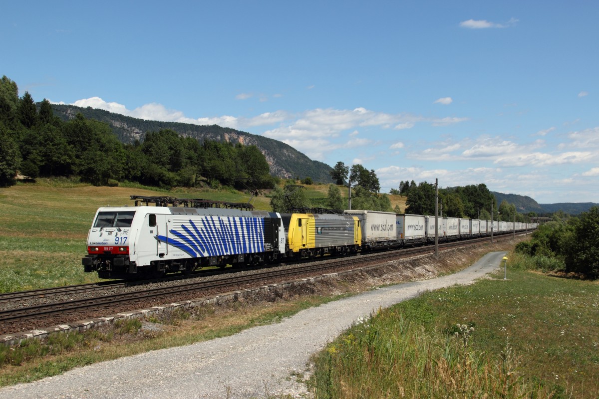 Lokomotion 189 917 und 189 902 ziehen am 31.07.13 einen EKOL KLV nach Tarvis.
Aufgenommen bei Neuhaus a.d. Gail.