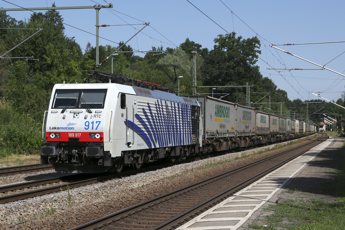Lokomotion 189 917 durchfährt am 10.07.2020 mit Sattelauflegern Aßling