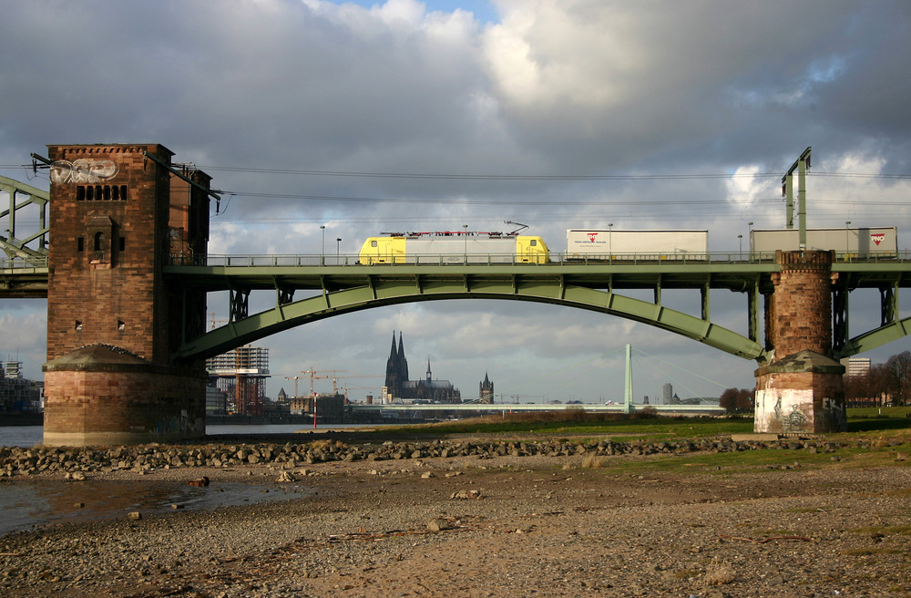 Lokomotion 189 928 erreicht soeben die Kölner Südbrücke.
Bis zum Ziel des Zuges, dem Güterbahnhof Köln Eifeltor, ist es nicht mehr weit.
Aufnahmedatum: 01.12.2007