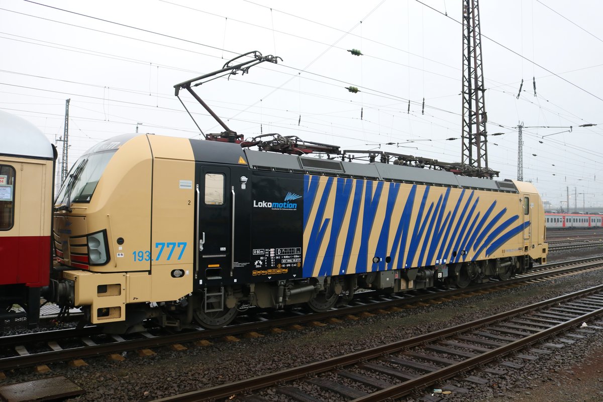 Lokomotion 193 777-0 mit dem AKE Rheingold am 29.12.18 in Hanau Hbf vom Bahnsteig aus fotografiert