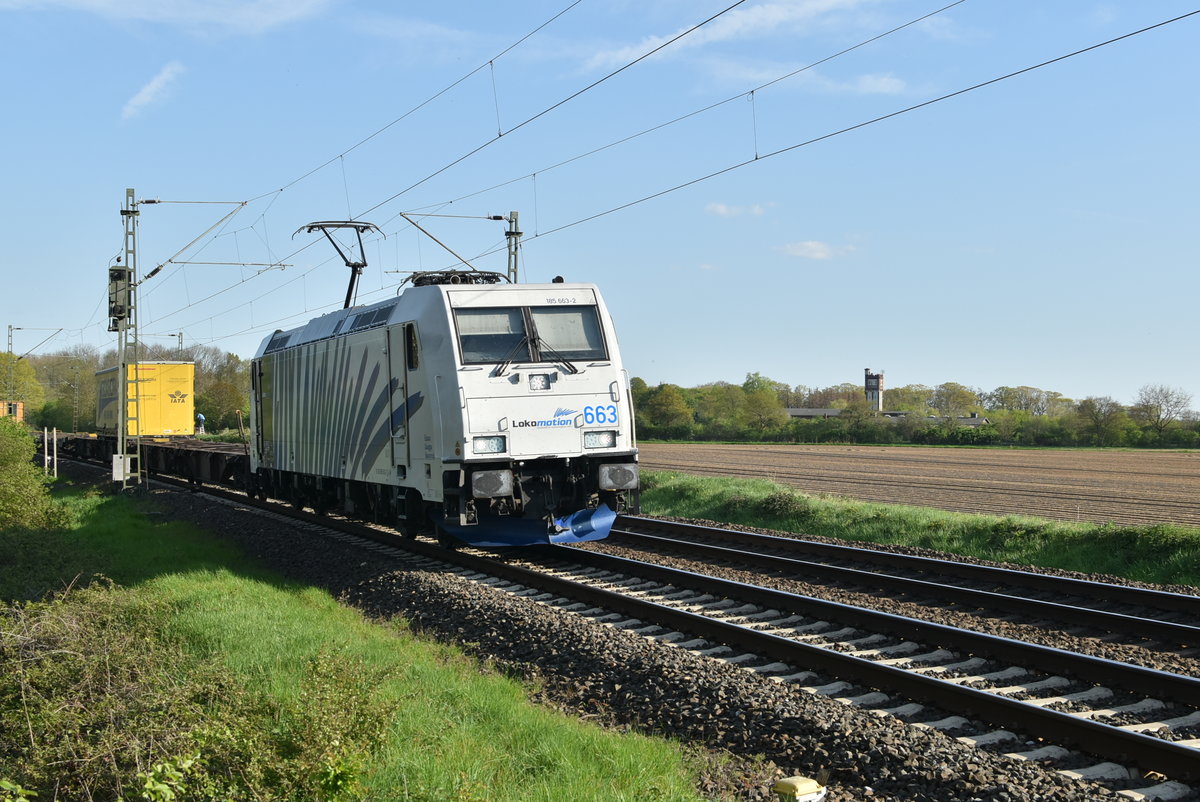 Lokomotion 663 bei Kaarst Broicherseite gen Osterath fahrend mit einem Containerzug am Abend des 18.4.2019