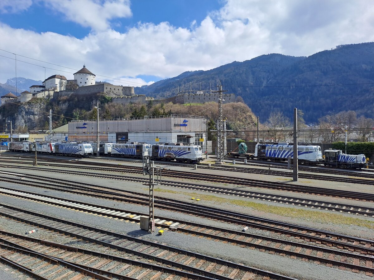 Lokomotion aus Deutschland ist in Kufstein Österreich gut vertreten und hat hier ein Lokschuppen. Vom Parkplatz des Baumarkts gegenüber fotografiert mit schönem Hintergrund am 4 April 2023.