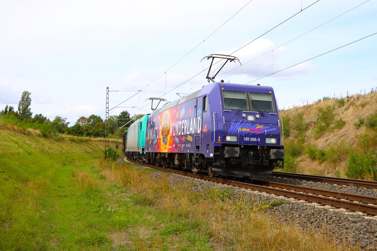 Lokomotion Bombardier Traxx 185 666-5 am 29.08.26 in Hanau Rauschwald