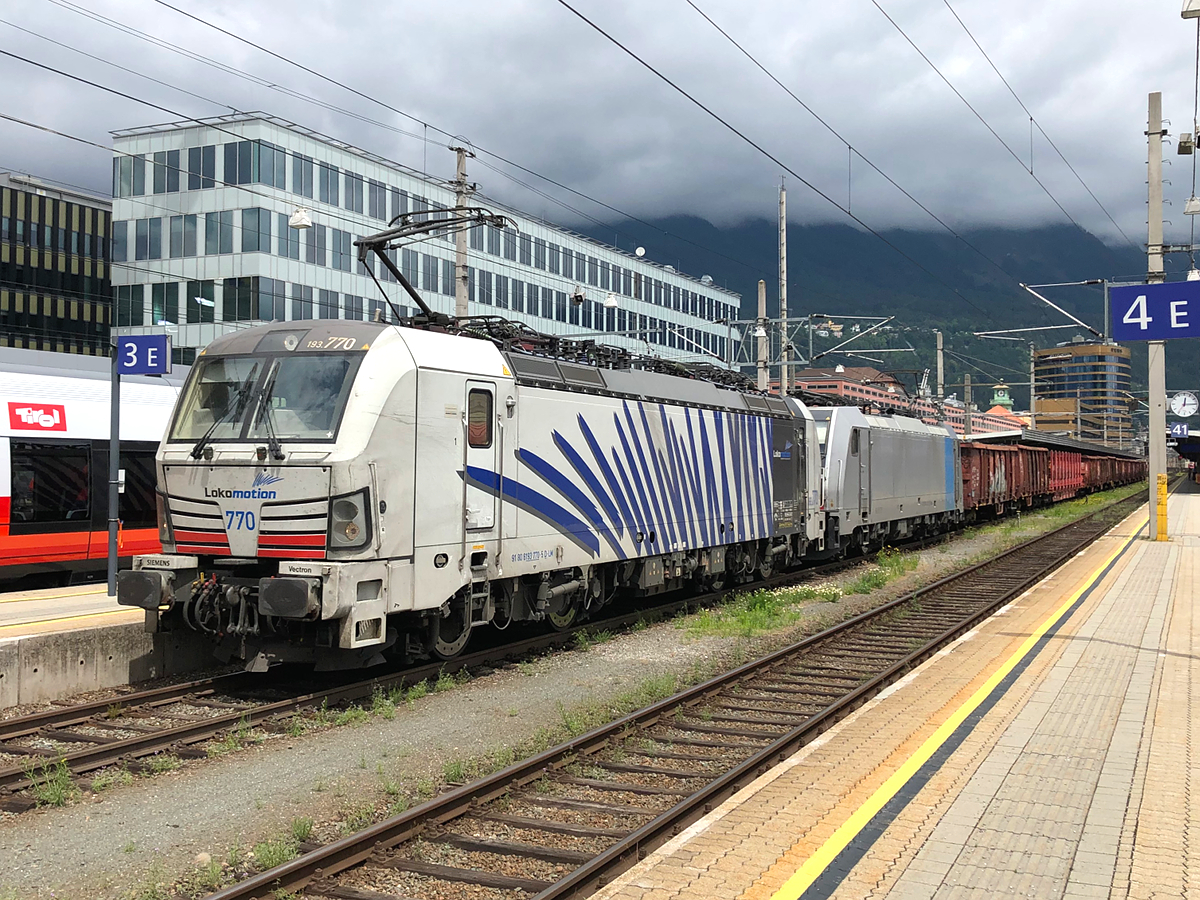 Lokomotion BR 193 770 & Railpool BR 186 282 mit einem Schrottzug richtung Italien bei der Durchfahrt durch Innsbruck Hbf am 04.07.2021 