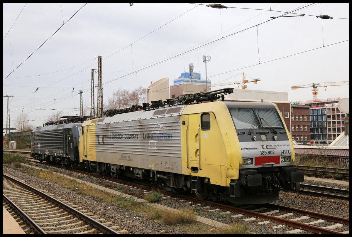 Lokomotion Dispolok 189902 hielt am 20.12.2019 um 10.50 Uhr zusammen mit der MRCE 189910 Betriebspause im HBF Duisburg. 