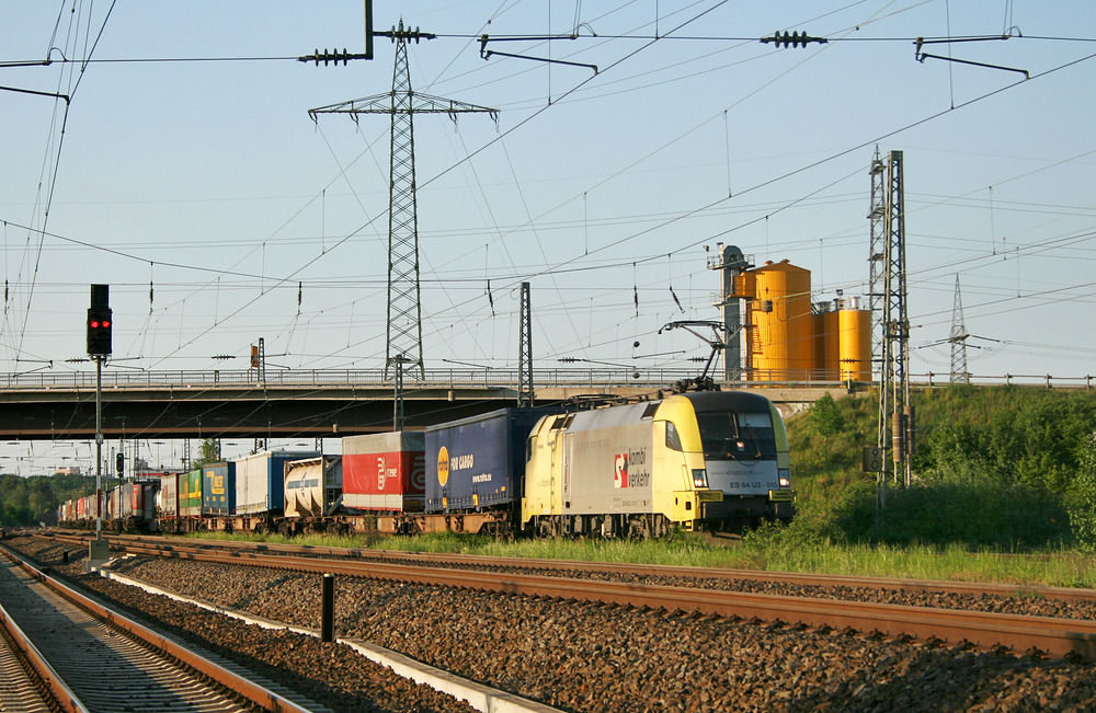 Lokomotion ES 64 U2-013 durchfährt mit einem KLV-Zug den Bahnhof von Hürth-Kalscheuren.
Aufnahmedatum: 10.05.2008