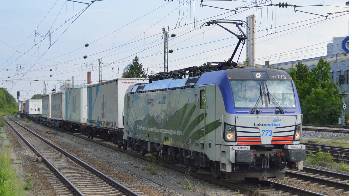 Lokomotion Gesellschaft für Schienentraktion mbH, München [D] mit  193 773  [NVR-Nummer: 91 80 6193 773-9 D-LM] und Taschenwgenzug (ekol-Trailer + Container) Richtung München Ost Rangierbahnhof  am 11.08.20 Bf. München Heimeranplatz.