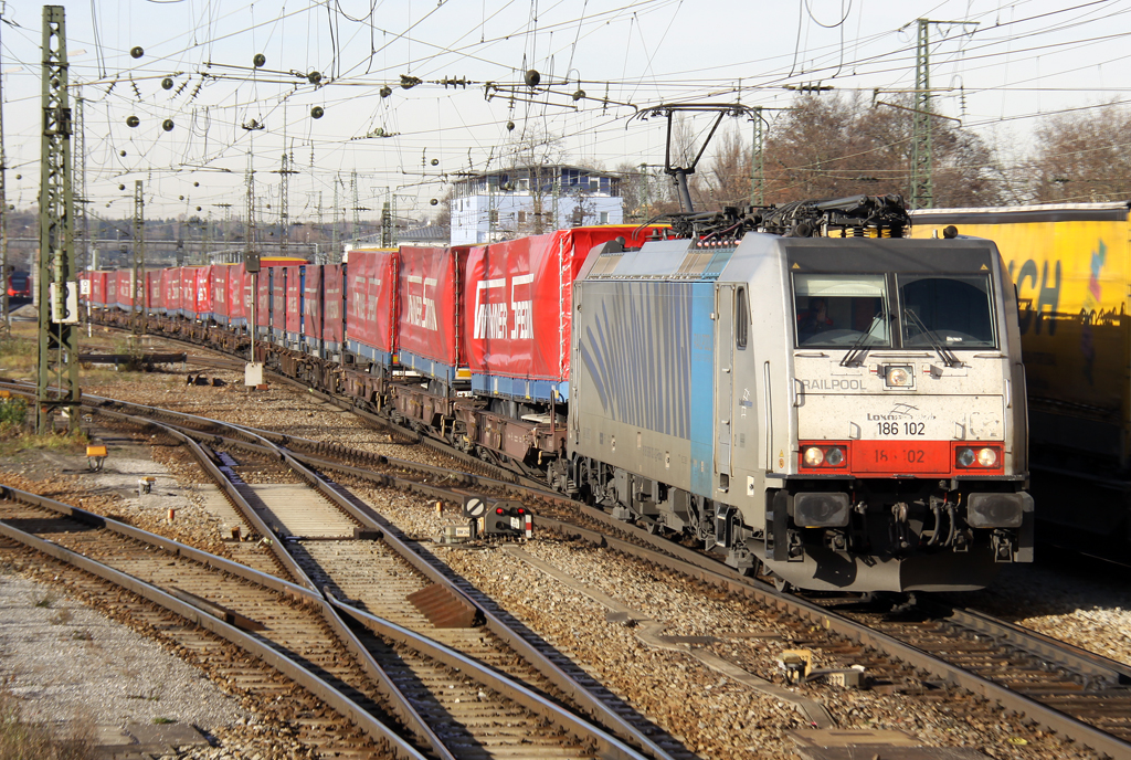 Lokomotion mit 186 102 und einem KLV von München nach Verona in Rosenheim am 04.12.2013