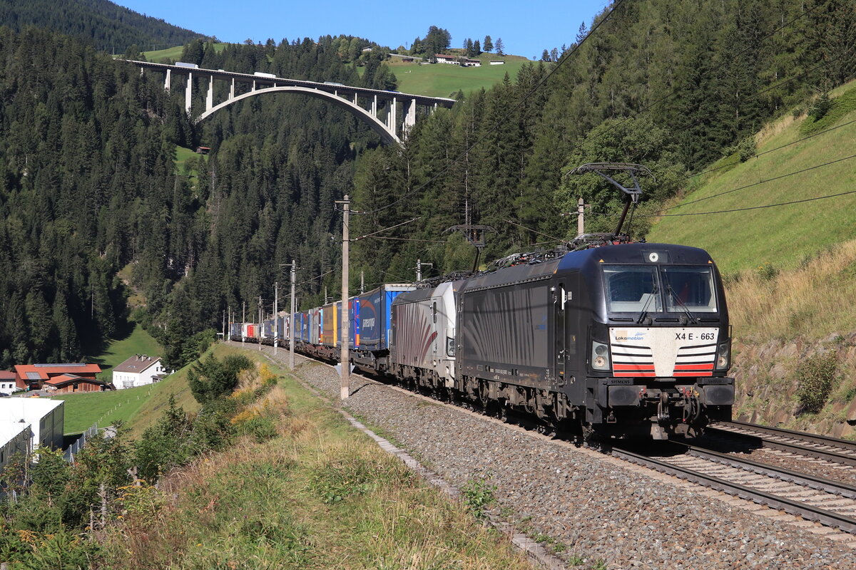 Lokomotion/MRCE 193 663 & 193 775 ziehen einen schweren KLV Zug nach Italien hoch auf den Brennerpass. Aufgenommen bei St. Jodok am Brenner am 25.09.2021