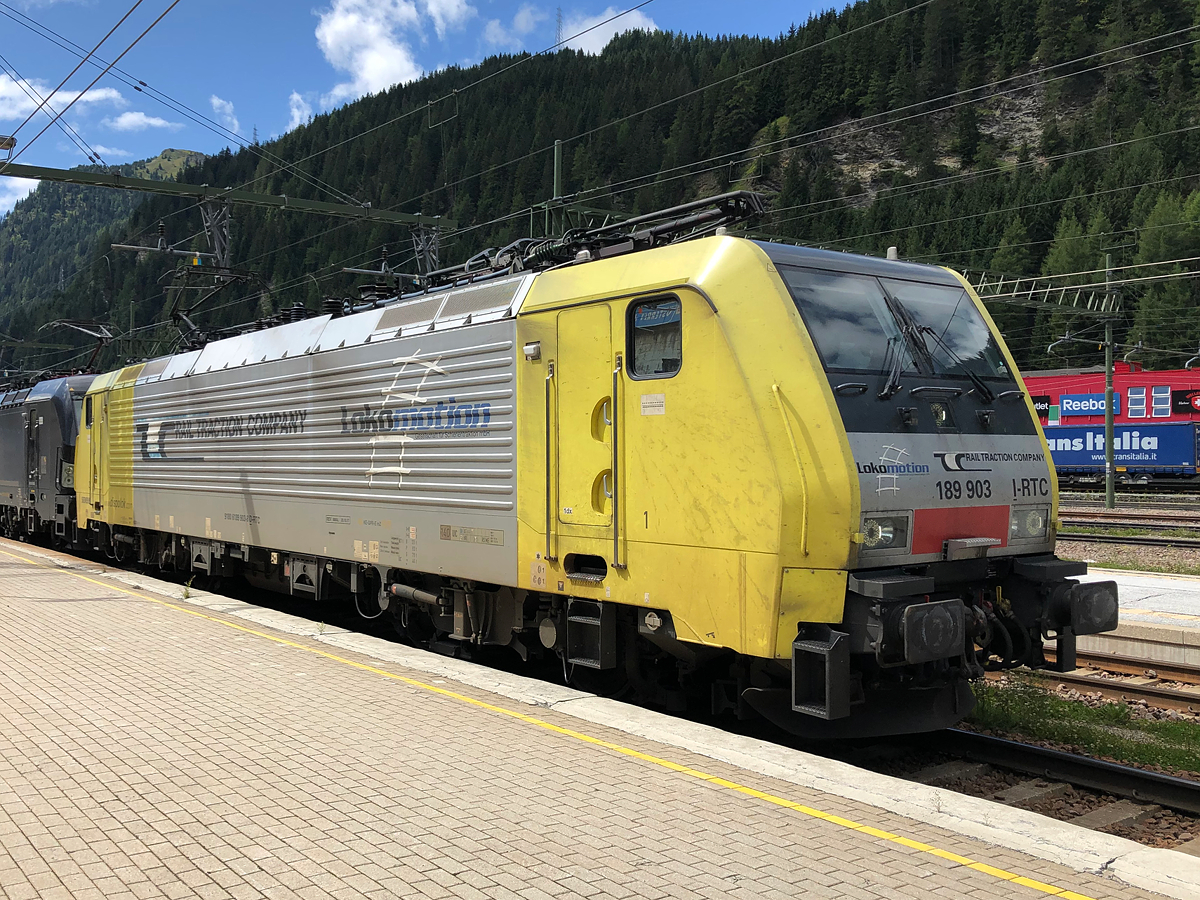 Lokomotion/Rail Traction Company 189 903 als erste Lok des Lokzuges bestehend aus, MRCE 193 und einer Lokomotion 139 kurz vor der Abfahrt Richtung Kufstein. Aufgenommen in Brenner/Brennero am 23.08.2021