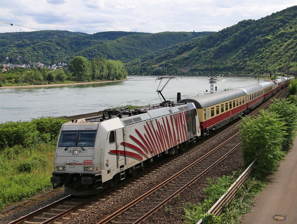 Lokomotions Teufelszebra 185 666-5 bespannte am 15.07.2015 einen Rheingoldzug in Fahrtrichtung Koblenz. Aufgenommen am Bopparder Hamm.
