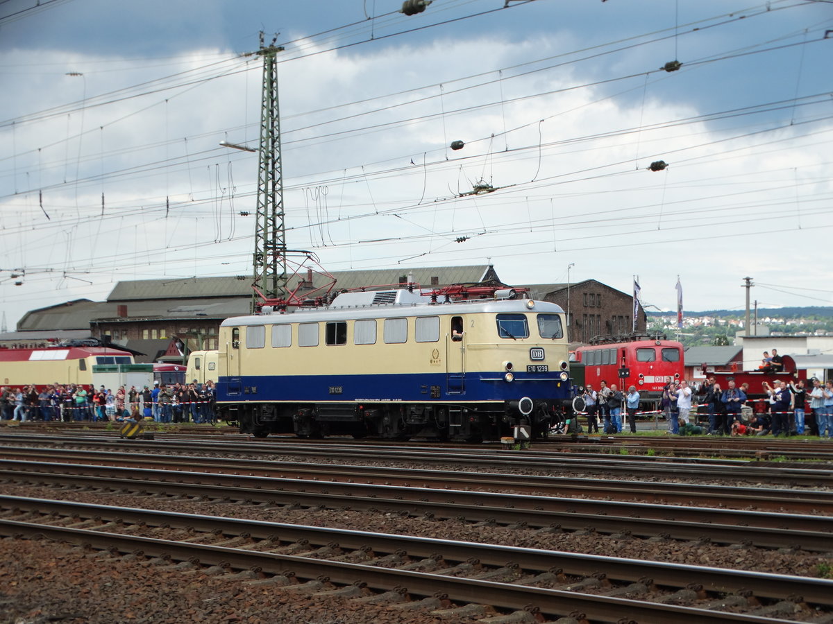 Lokomotiv Club 103 e.V. E10 1239 (110 239-1) am 18.06.16 in Koblenz von einen Gehweg aus fotografiert