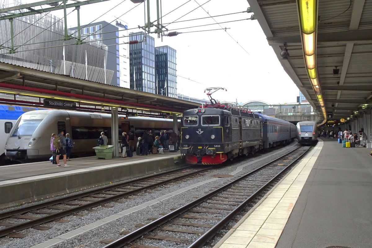 Lokomotiv-geführte Reisezüge sind in Schweden heute eine Seltenheit, doch vor den Intercity-Zügen zwischen Stockholm, Borlänge und Falun kamen im August 2021 noch Lokomotiven der Reihe Rc6, gebaut bei ASEA in Västeras, zum Einsatz. Doch die jüngste dieser Lokomotiven ist schon 33 Jahre alt.....
Stockholm C, 24. August 2021. 