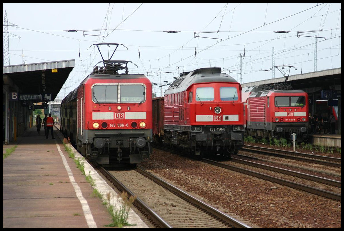 Lokomotiv Treffen im Bahnhof Berlin Schönefeld am 1.6.2007.
Von links: RE 7 mit 143566-8, in der Mitte 233450-6 und rechts RB nach Senftenberg mit 143346-5.