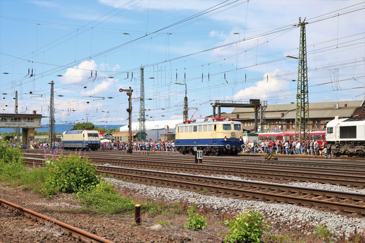Lokomotivclub 103 E10 1239 und DB Fernverkehr 101 112-1 am 16.06.18 in Koblenz Lützel beim Sommerfest von einen Gehweg aus fotografiert