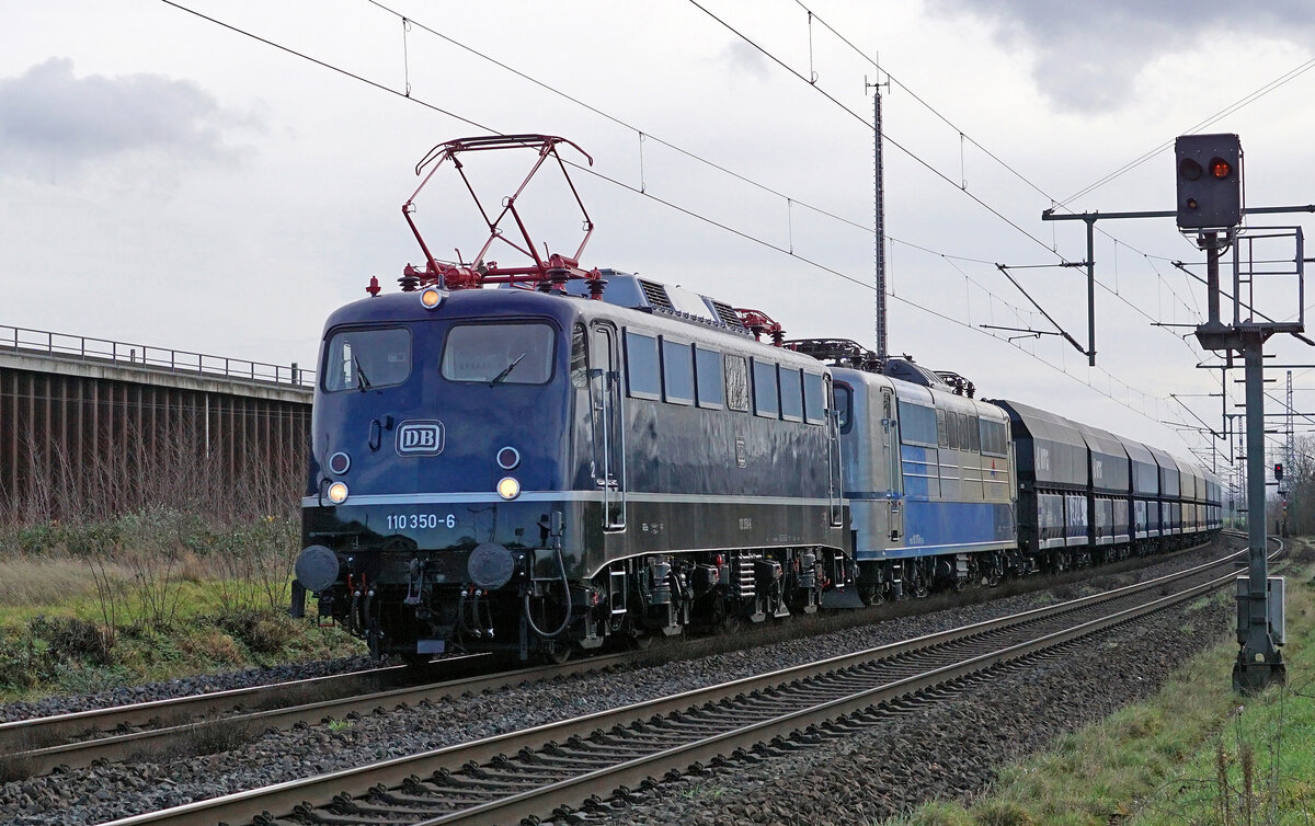 Lokomotive 110 350-6 und 151 075 (kalt) am 11.01.2023 mit VTG-Falns in Porz.