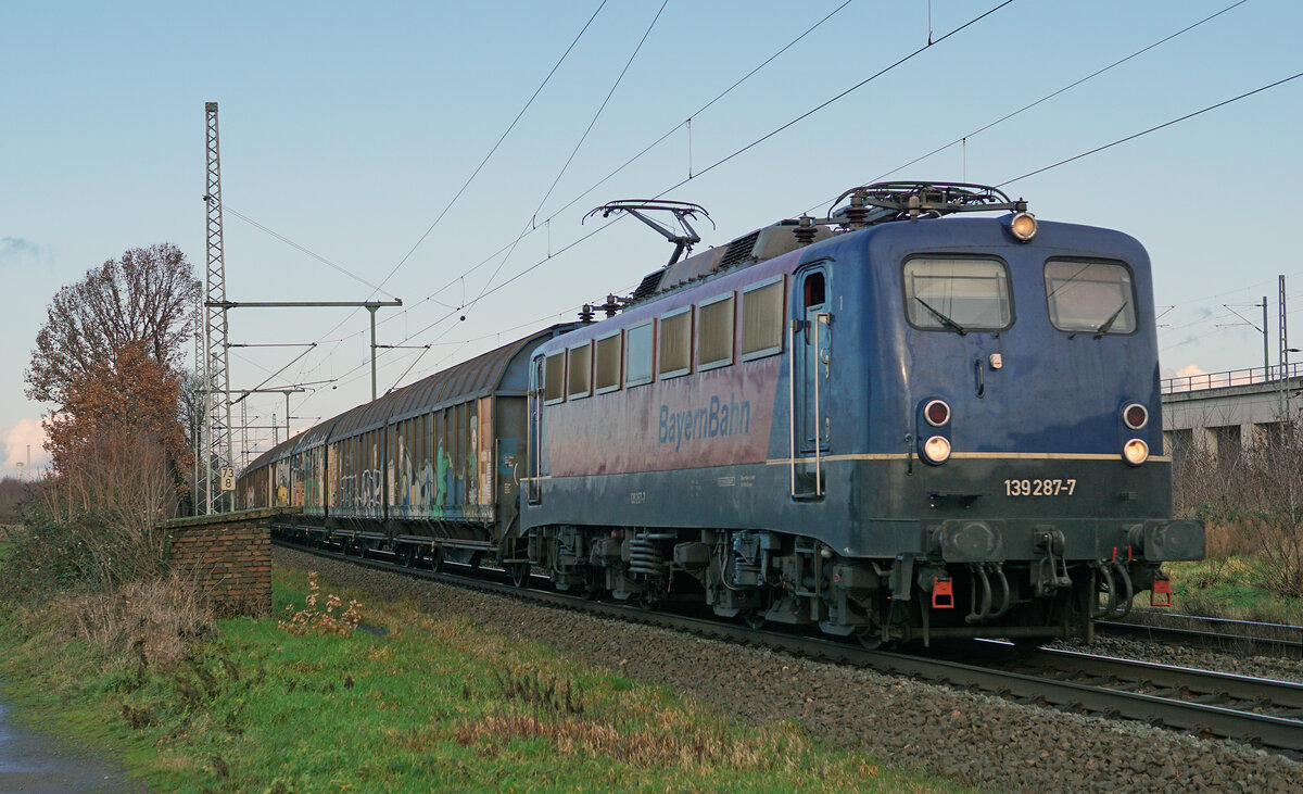 Lokomotive 139 287-7 am 11.01.2023 mit dem Henkelzug in Porz.