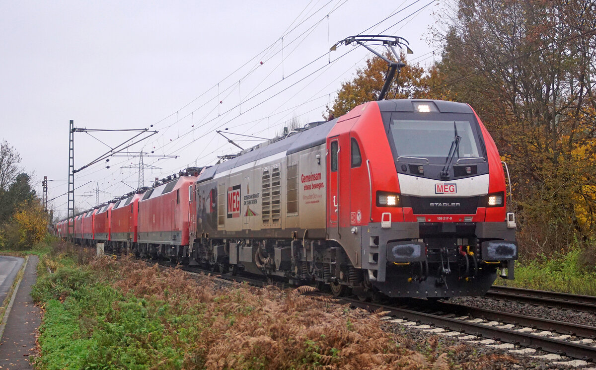 Lokomotive 159 217-9 überführt am 17.11.2021 die Lokomotiven
120 151-6, 120 150-8, 120 105-2 die 1. Drehstromlok im Deutschen Fernverkehr,
(letzte Fahrt der BR 120 im Intercity-Verkehr am 05.07.2020),
120 147-6, 120 141-7, 120 152-4, 120 113-6, 120 114-4, 120 108-6, 101 092-5 und 120157-3
an einem trüben Novembertag nach Opladen in die Schrottpresse. 