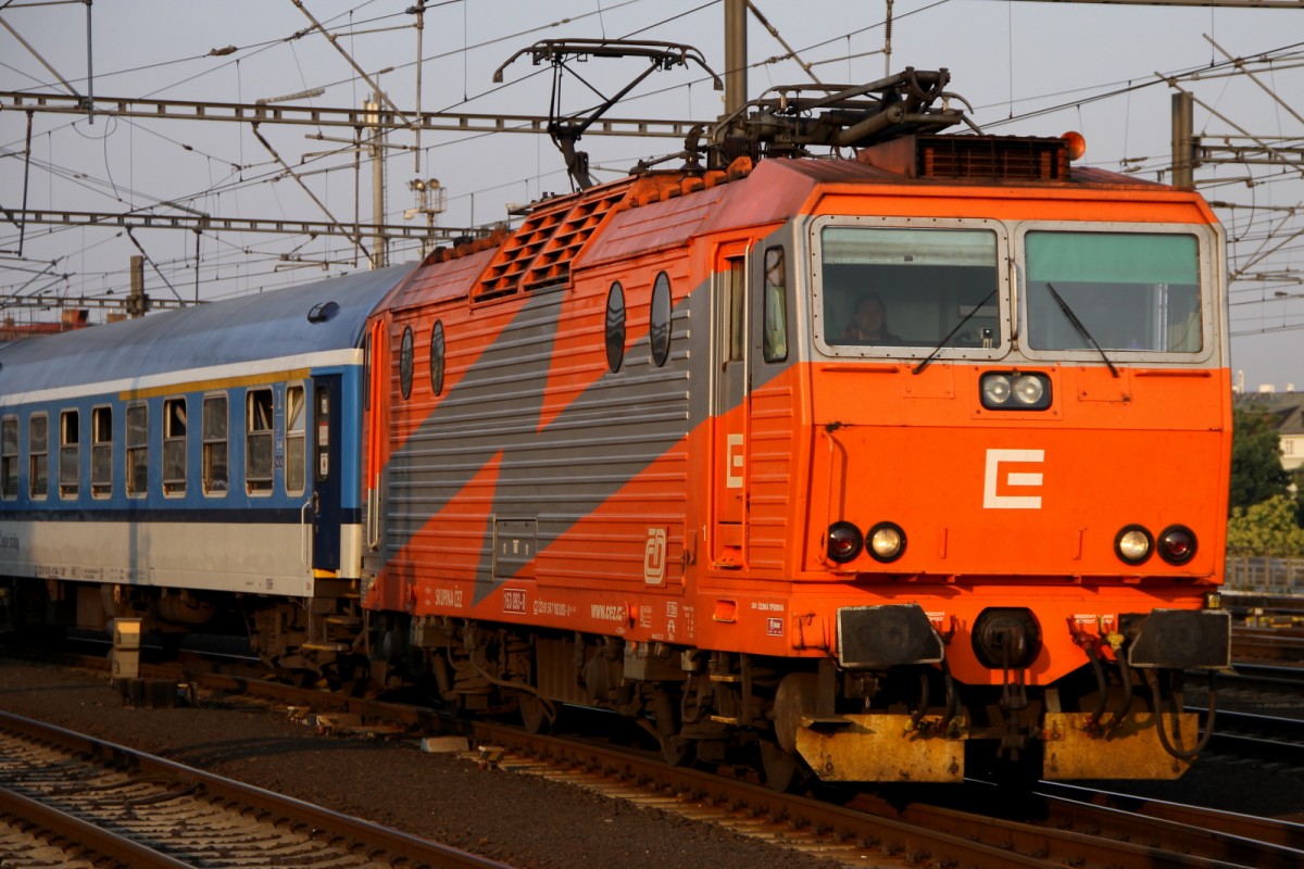 Lokomotive 163 093-8 der CD verlässt den Prager Hauptbahnhof am Morgen des 12.08.2015.