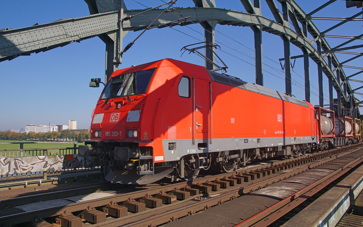 Lokomotive 185 203-7 am 09.10.2021 auf der Südbrücke in Köln.