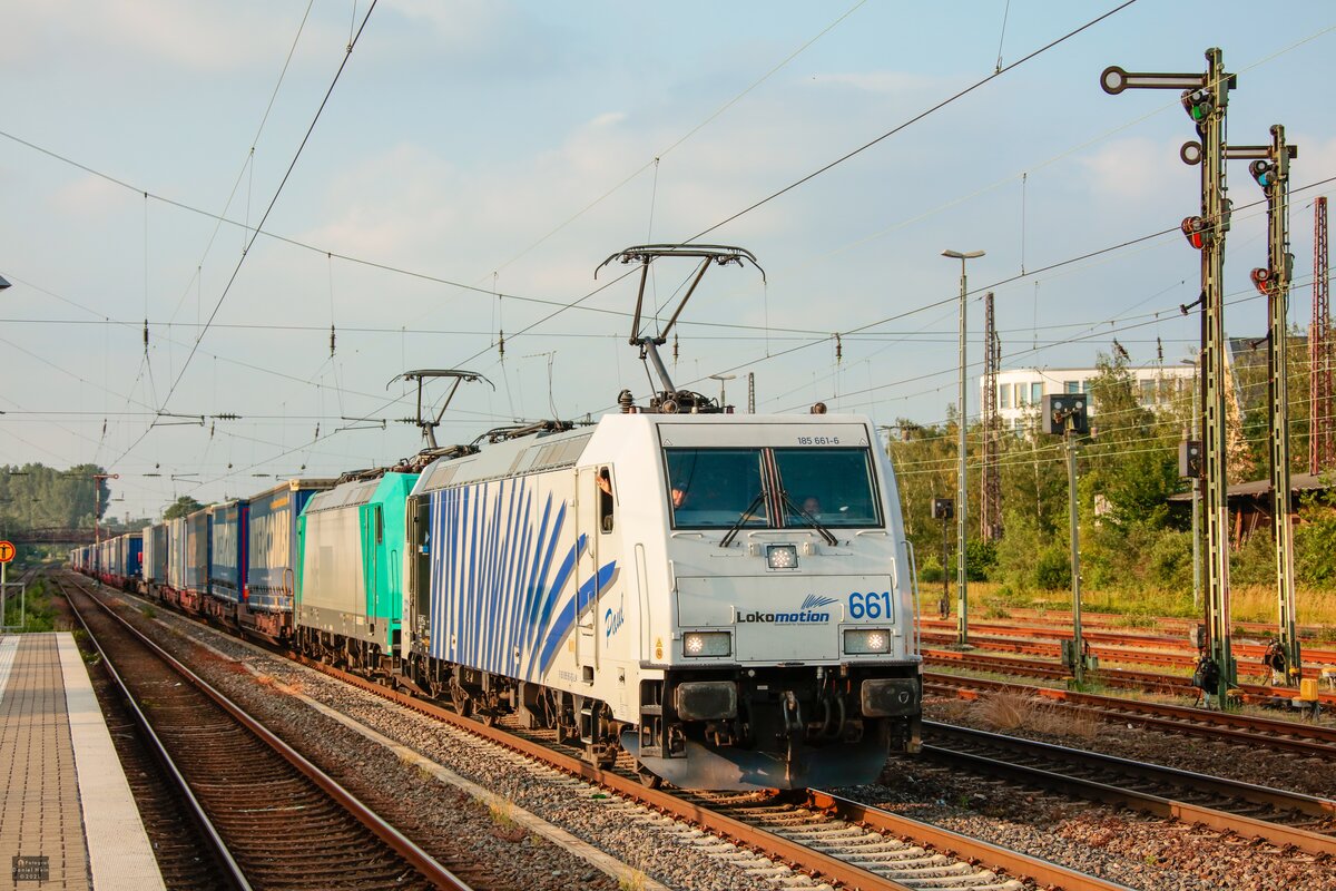 Lokomotive 185 661 mit KLV in Düsseldorf Rath, Juni 2021.