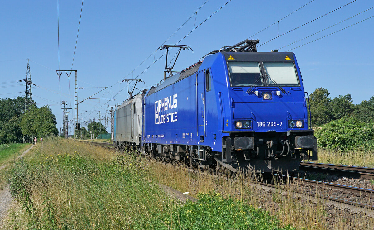 Lokomotive 186 269-7 von RHENUS LOGISTICS in Doppeltraktion am 10.07.2023 in Wickrathahn.