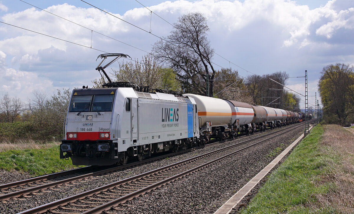 Lokomotive 186 448 mit einem Kesselwagenzug am 10.04.2022 in Bornheim.