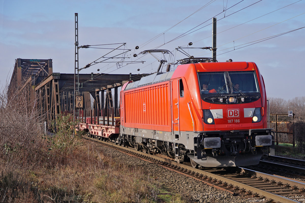 Lokomotive 187 186 am 05.02.2020 in Duisburg.