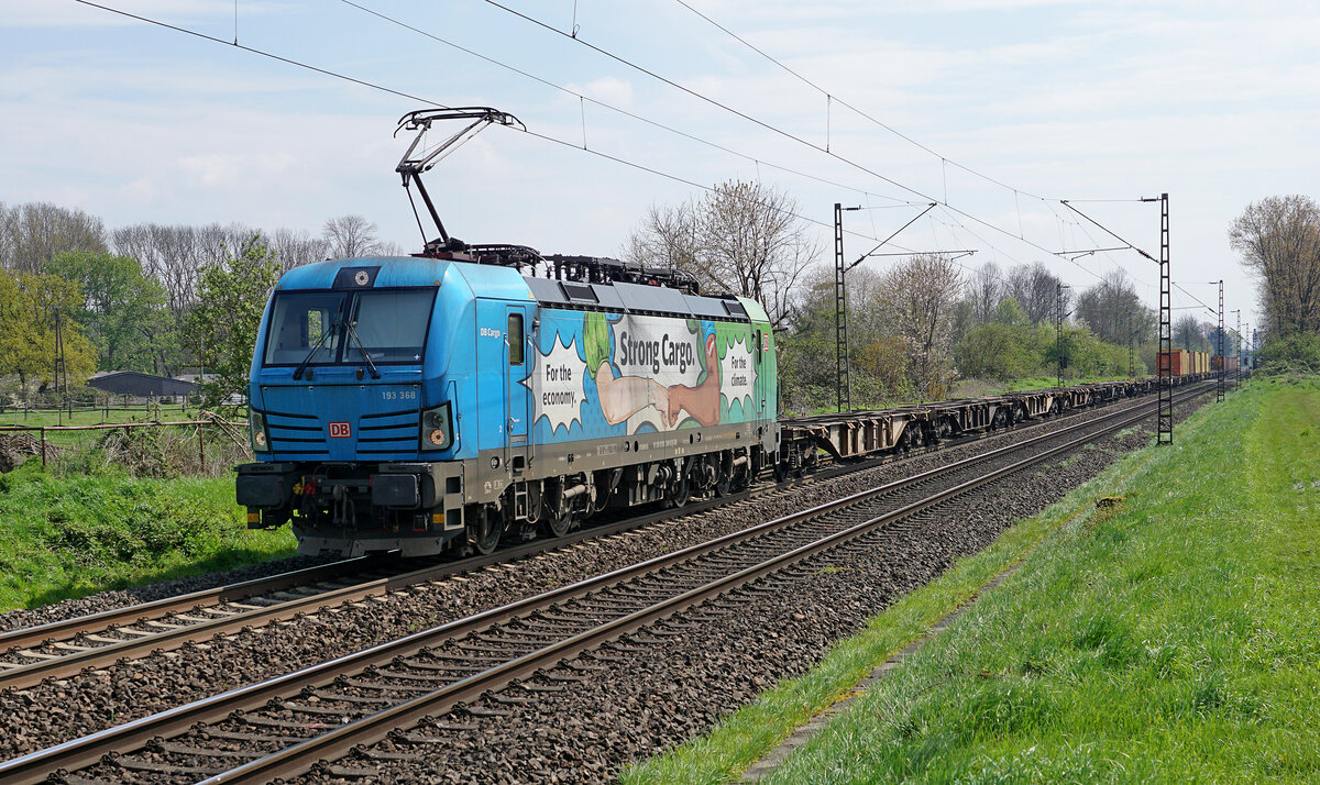 Lokomotive 193 368 ,,StrongCargo'' am 17.04.2023 mit einem Cointainerzug in Kaarst.