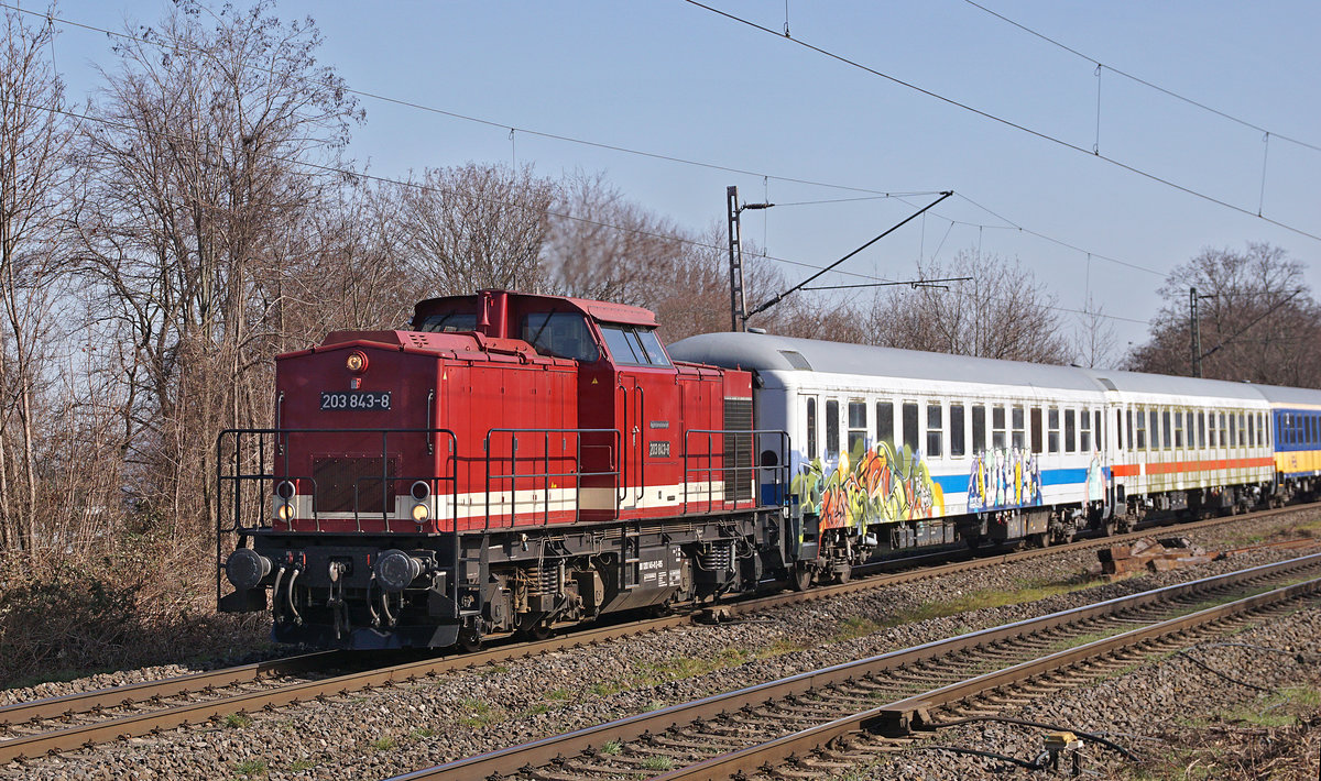 Lokomotive 203 843-8 am 24.02.2021 mit Reisezugwagen in Duisburg.