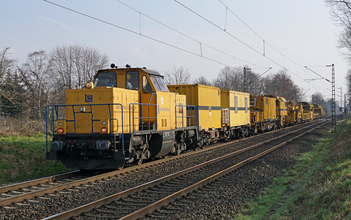Lokomotive 214 008 am 10.02.2023 mit einem Bauzug in Kaarst.