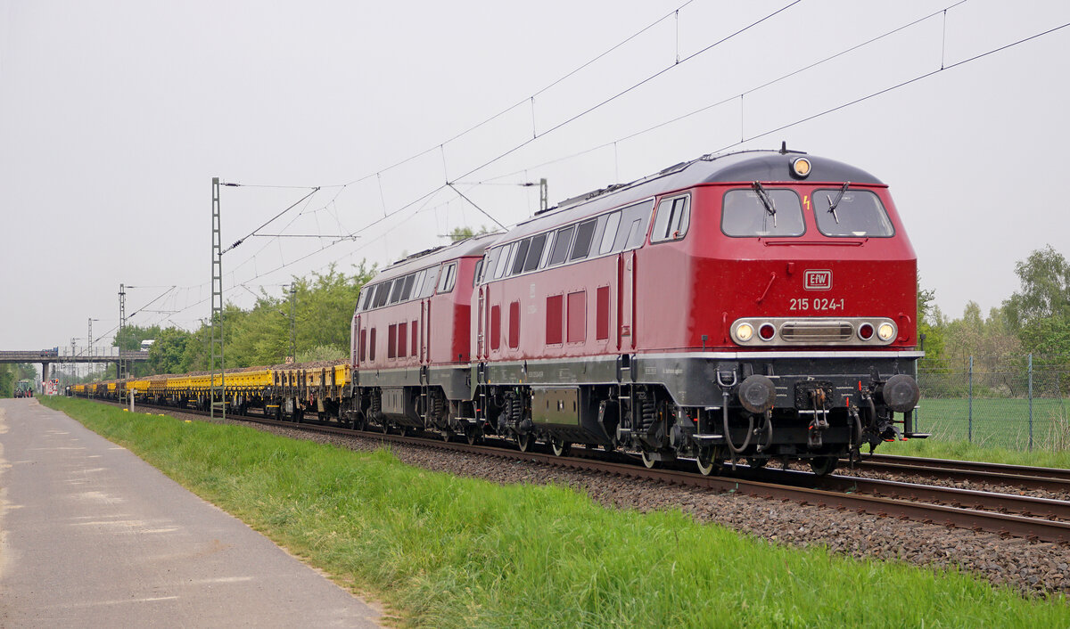 Lokomotive 215 024-1 und Schwesterlok am 29.04.2022 mit einem Bauzug in Kaarst.