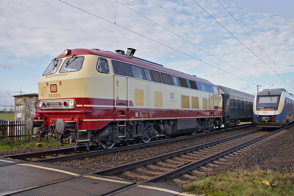 Lokomotive 218 105-5 am 14.12.2019 in Meerbusch Osterrath. 