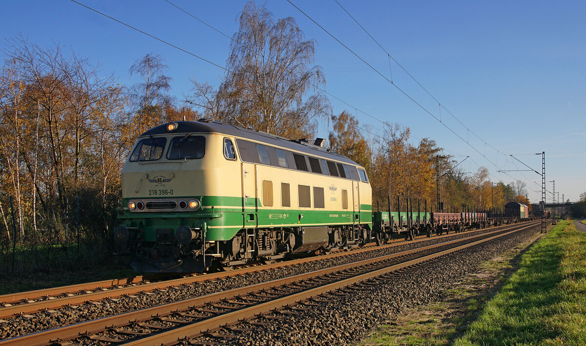 Lokomotive 218 396-0 am 09.11.2021 mit einem Güterzug in Kaarst.