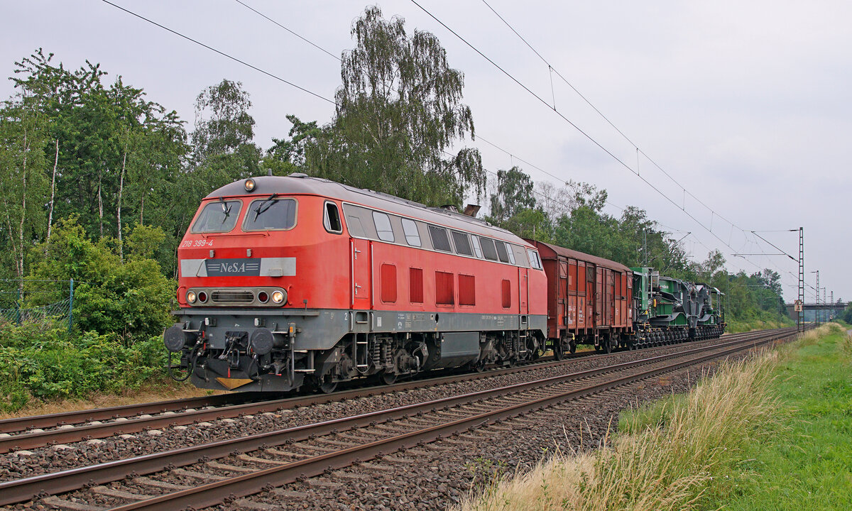 Lokomotive 218 399-4 mit einem Schwertransport am 24.06.2021 in Kaarst.