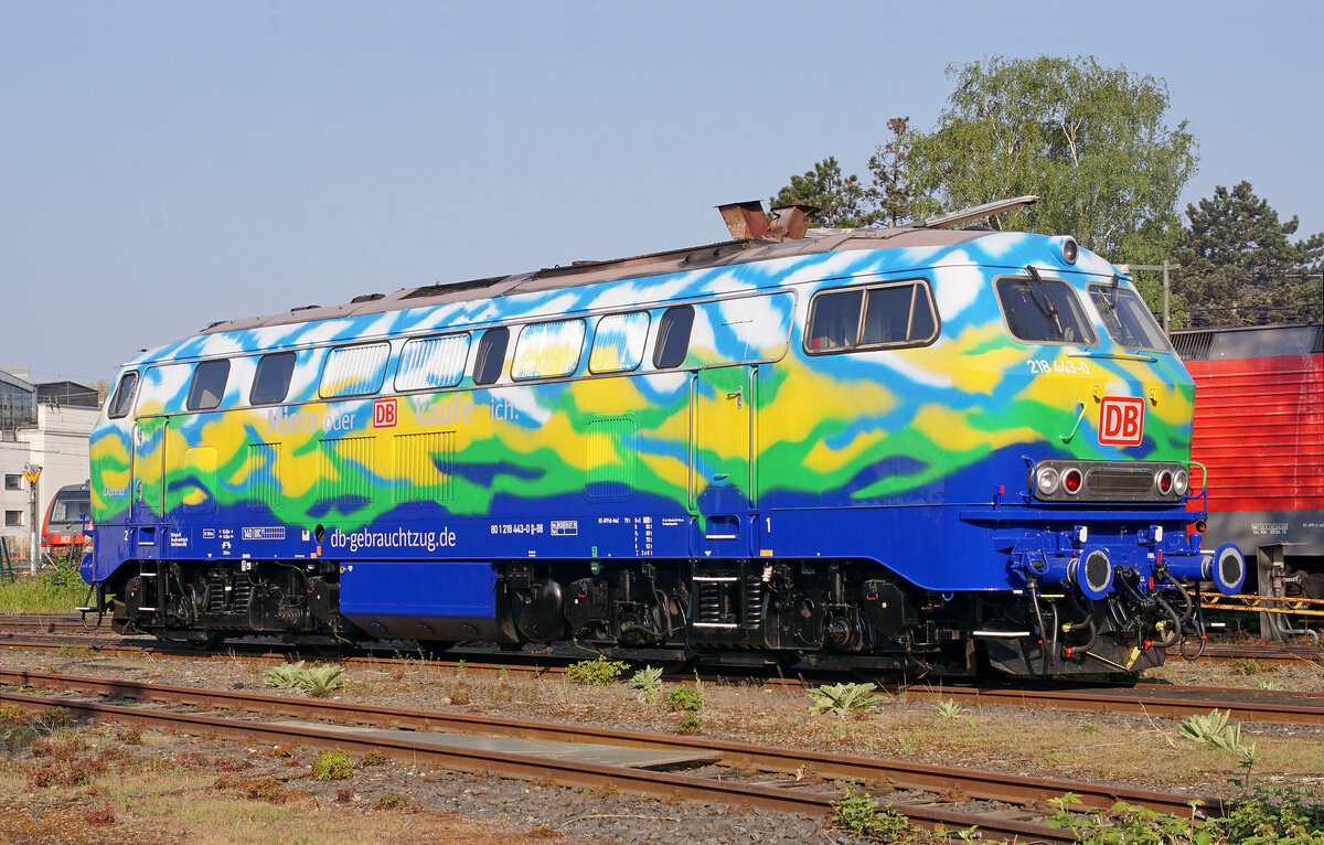 Lokomotive 218 443-0 am 23.04.2022 als Touristik-Lok in Düsseldorf.