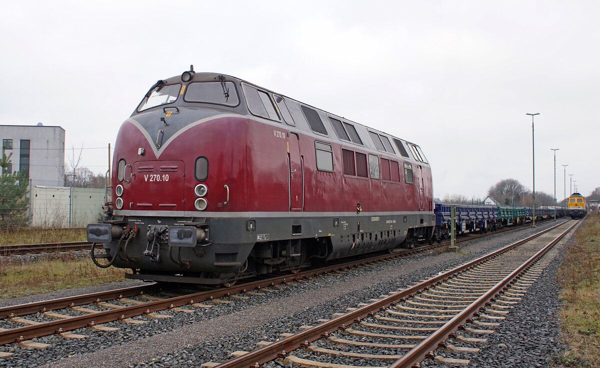 Lokomotive 221 124 der SGL (V 270.10) mit Baujahr 1964.
Von Krauss-Maffei produziert und als V 200 124 an die Deutsche Bundesbahn ausgeliefert.
Rheindahlen am 27.01.2023.
