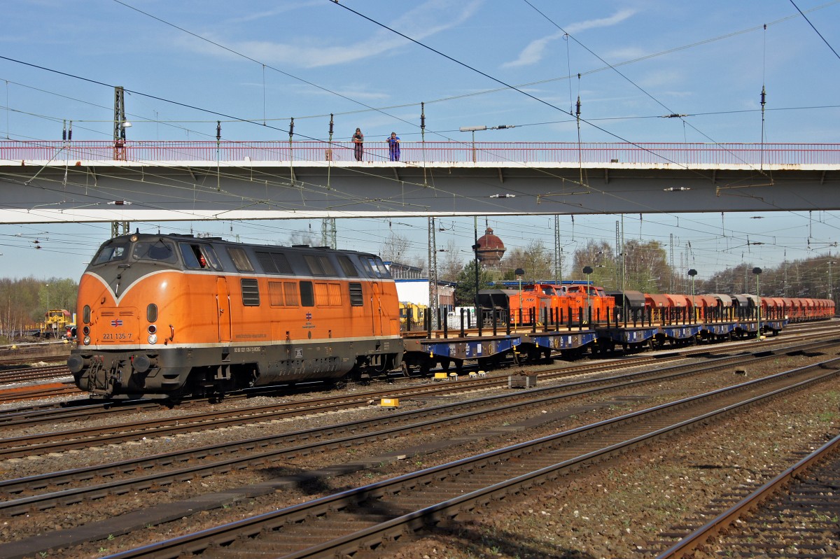 Lokomotive 221 135-7 am 19.03.2014 in Duisburg-Entenfang.