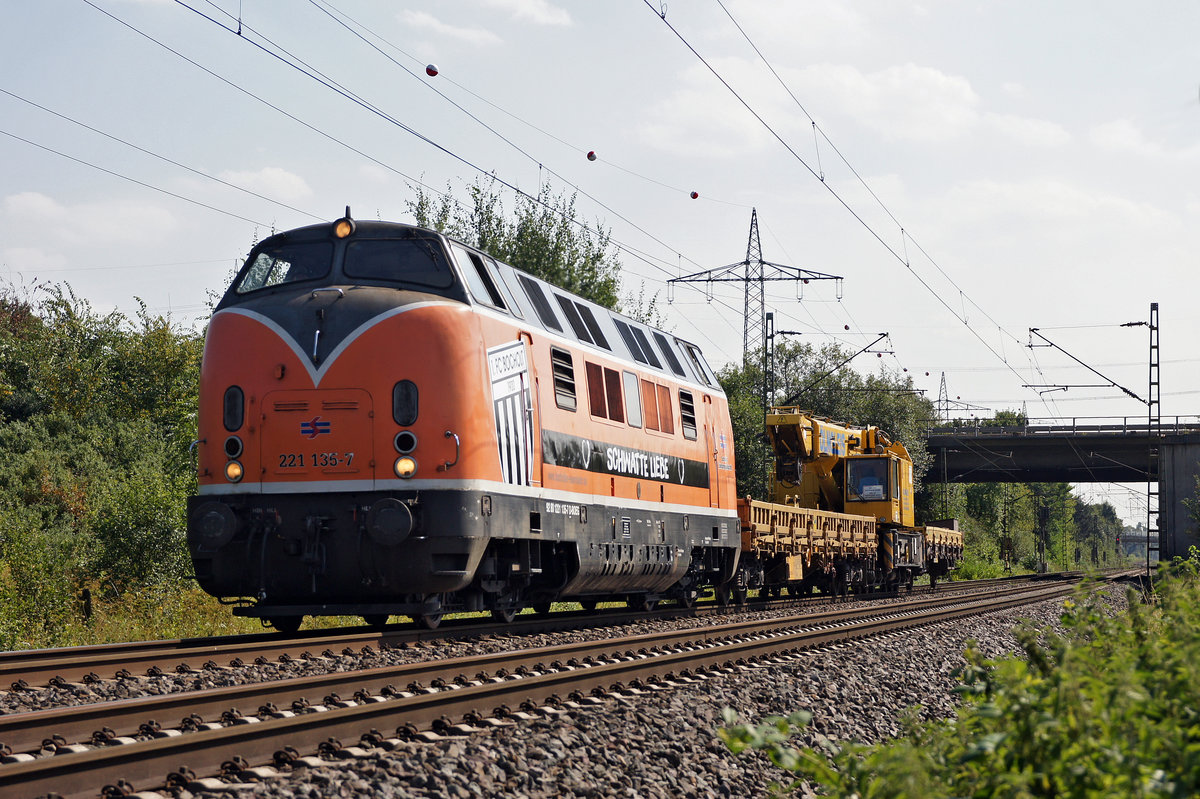 Lokomotive 221 135-7 mit Bauzug am 31.08.2016 in Lintorf.