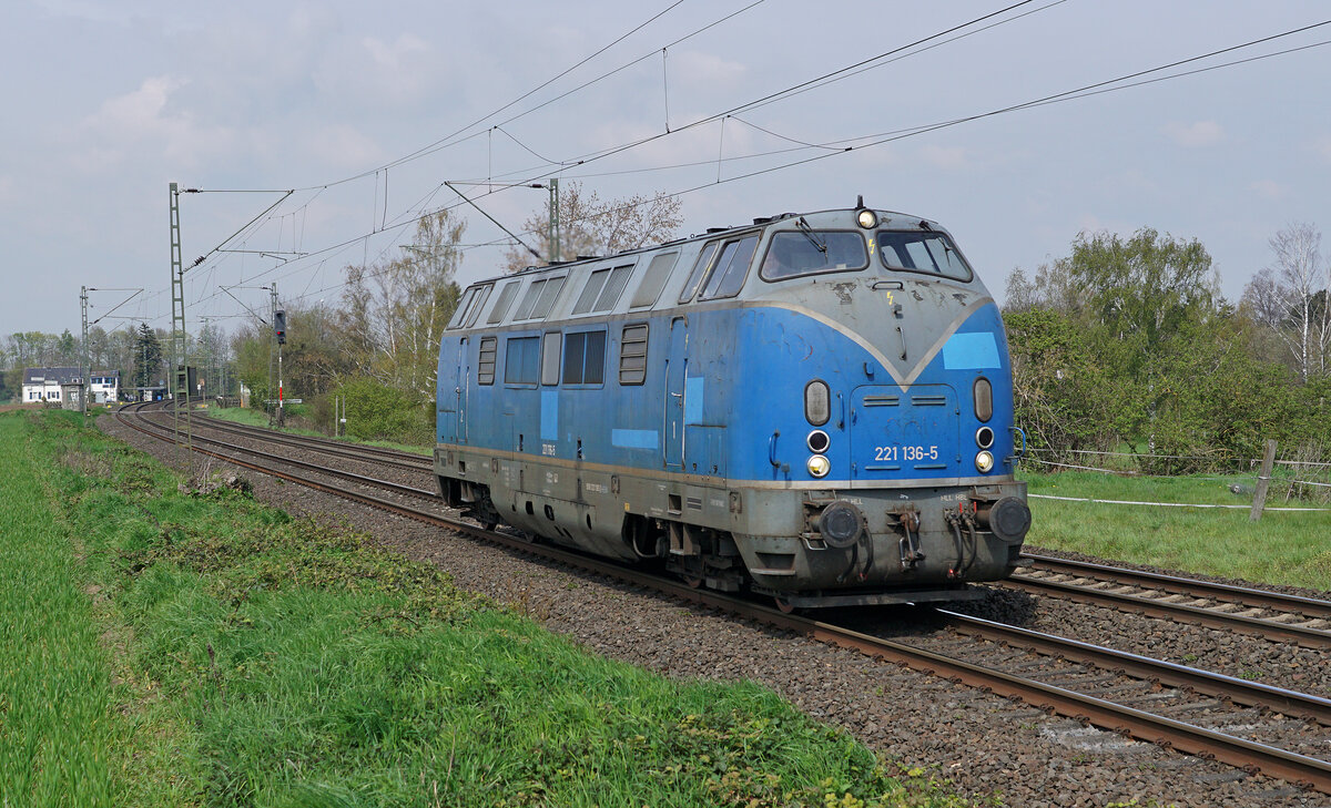 Lokomotive 221 136 am 17.04.2023 als Lz in Kaarst.