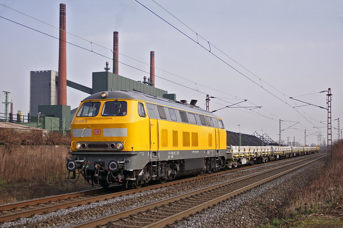 Lokomotive 225 010-8 am 03.03.2021 mit einem Bauzug in Bottrop.