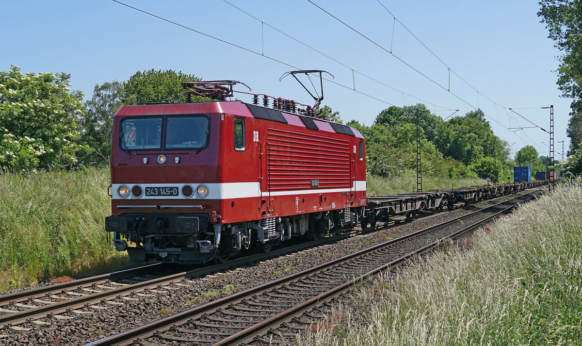 Lokomotive 243 145-0 von DeltaRail am 31.05.2023 mit einem Containerzug in Kaarst.